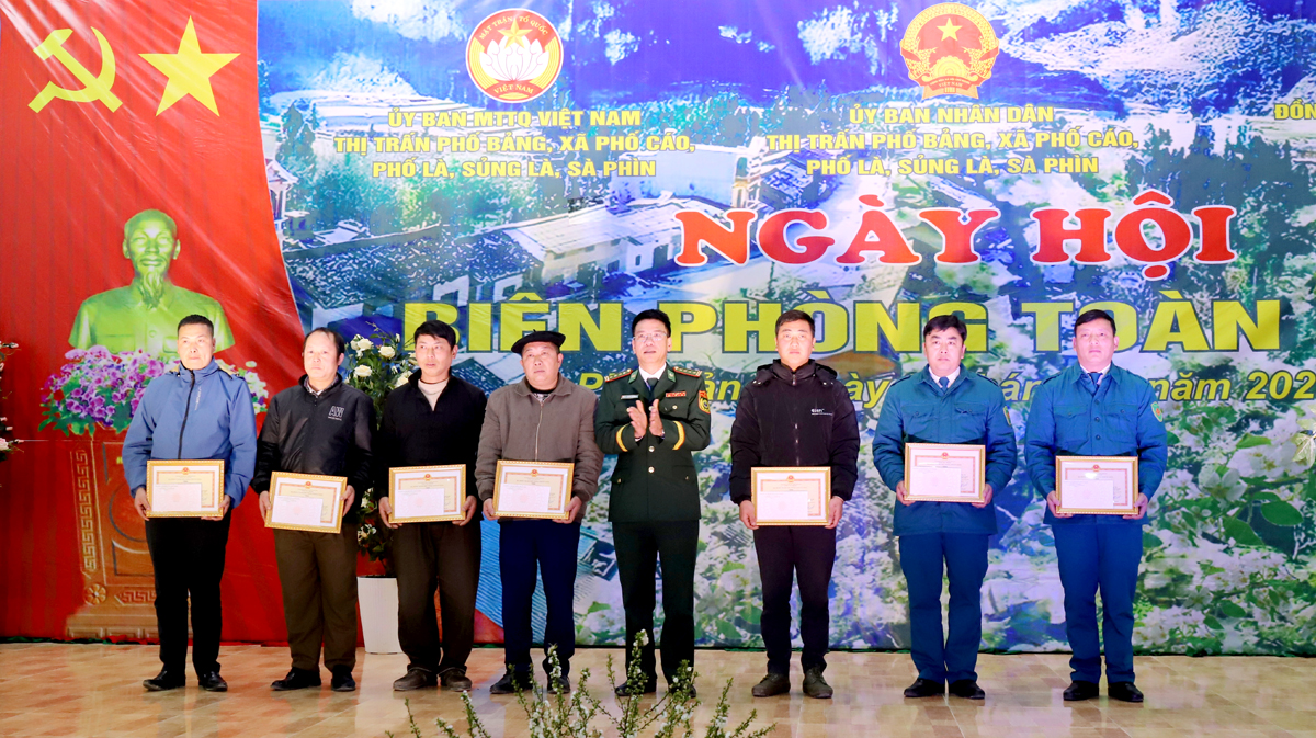Bộ Chỉ huy BĐBP tỉnh tặng Giấy khen cho các cá nhân, tập thể có thành tích xuất sắc trong phong trào toàn dân tham gia bảo chủ quyền lãnh thổ, an ninh biên giới Quốc gia