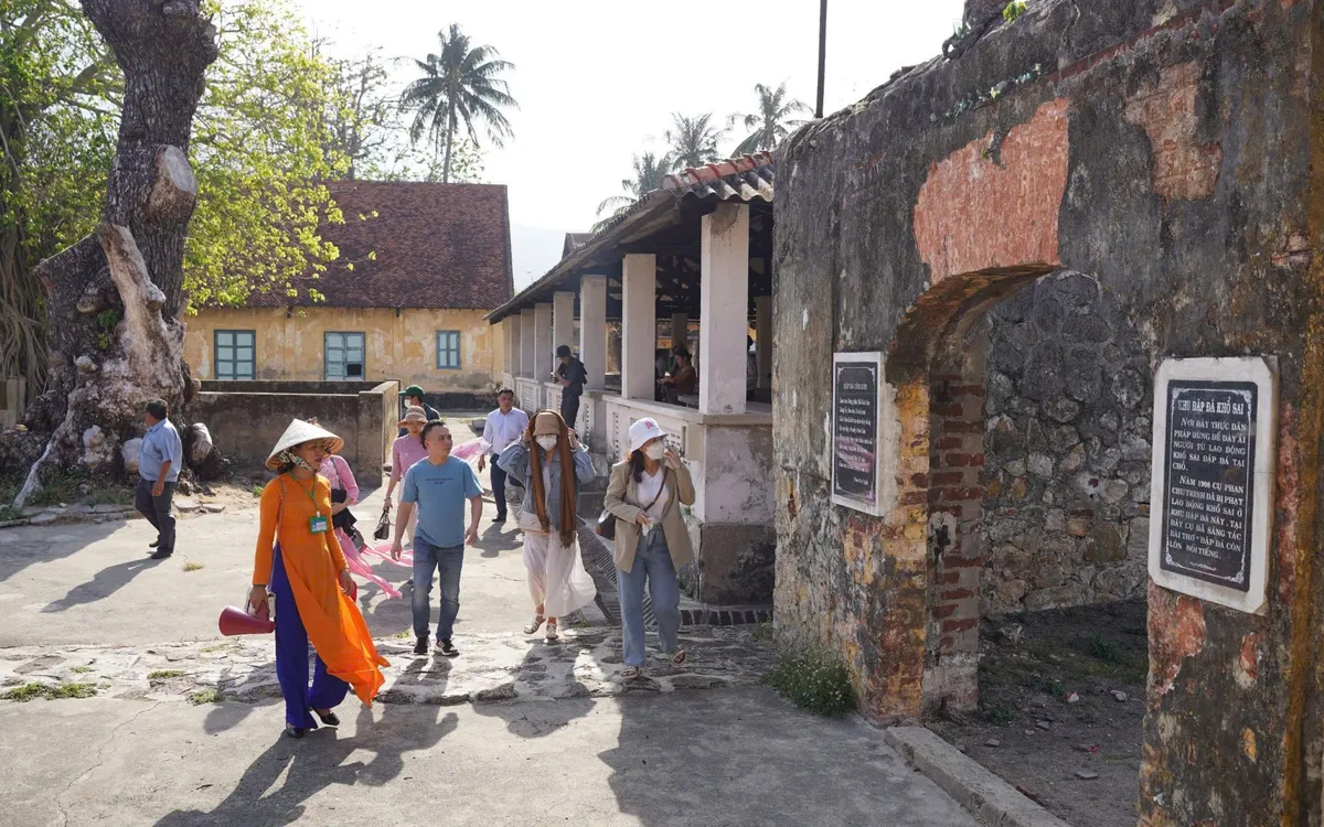 Du khách tham quan nhà tù Côn Đảo. Ảnh: Tư liệu