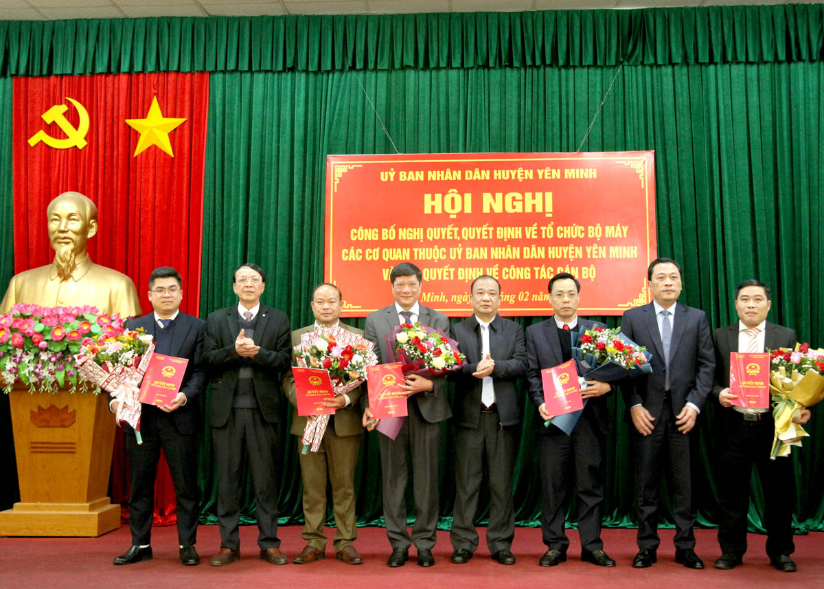 Lãnh đạo Huyện ủy, UBND huyện Yên Minh trao quyết định, tặng hoa chúc mừng lãnh đạo Phòng Nông nghiệp và Môi trường huyện.