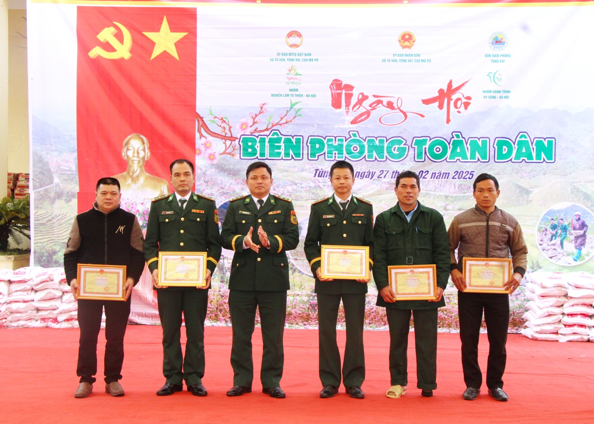 Các tập thể, cá nhân có thành tích trong 10 năm thực hiện Chỉ thị số 01 của Thủ tướng Chính phủ, giai đoạn 2015-2025 được nhận Giấy khen.