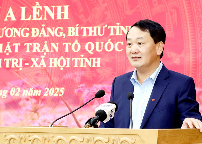 Bí thư Tỉnh ủy Hầu A Lềnh phát biểu kết luận buổi làm việc
