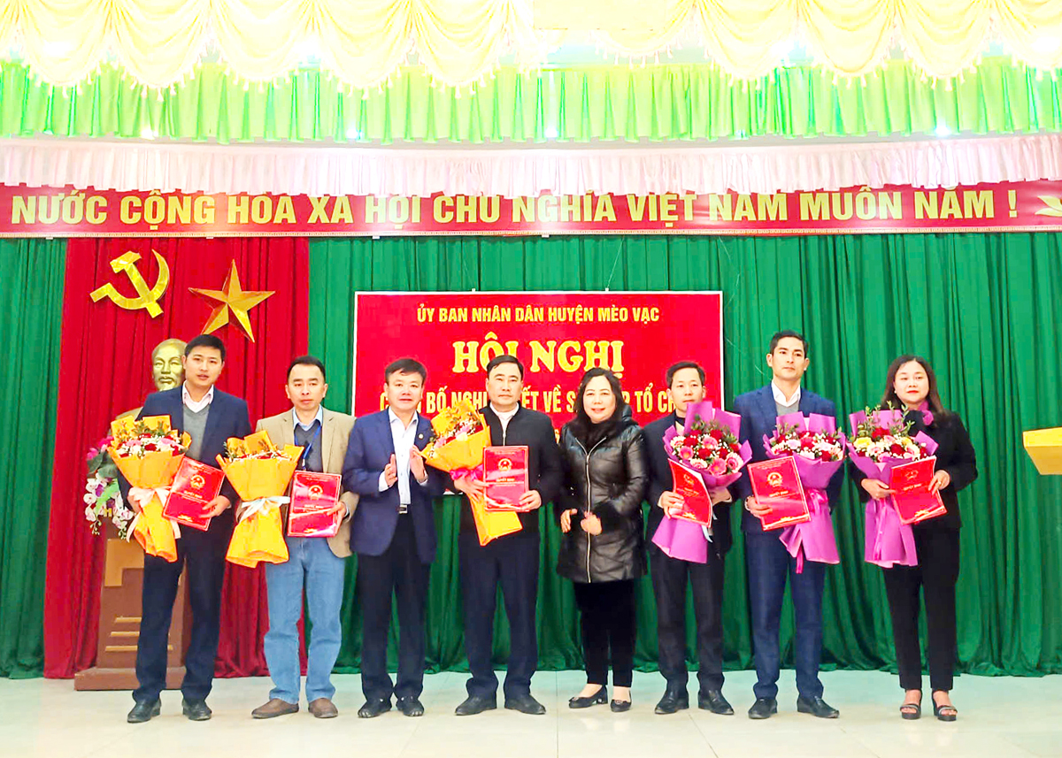 Lãnh đạo huyện Mèo Vạc tặng hoa chúc mừng các đơn vị vừa được sắp xếp, tổ chức lại.