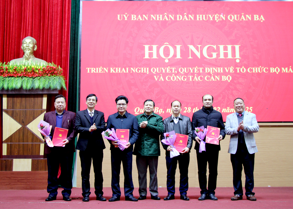 Lãnh đạo huyện Quản Bạ trao quyết định bổ nhiệm cho lãnh đạo các cơ quan sau hợp nhất.