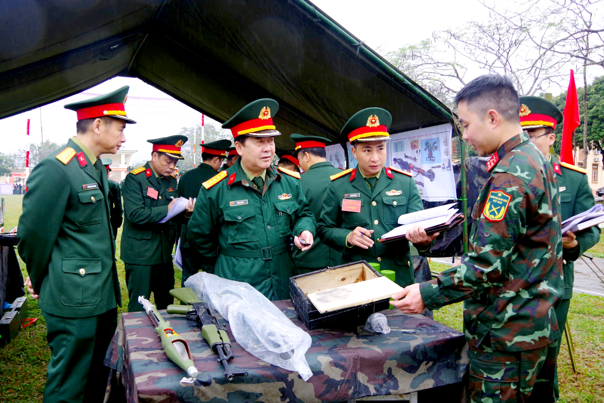 Thủ trưởng Bộ CHQS tỉnh kiểm tra công tác chuẩn bị huấn luyện chiến sỹ mới.