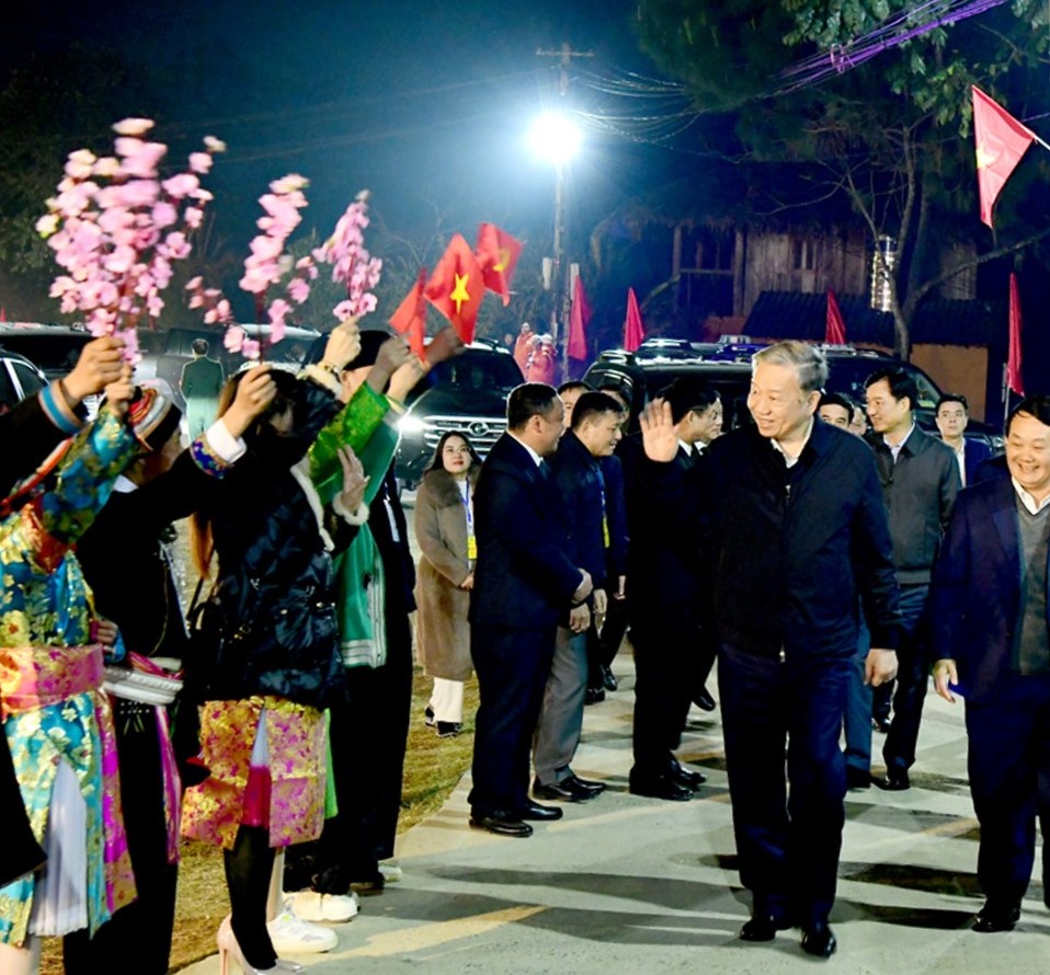 The people of Nặm Đăm village welcome General Secretary Tô Lâm.