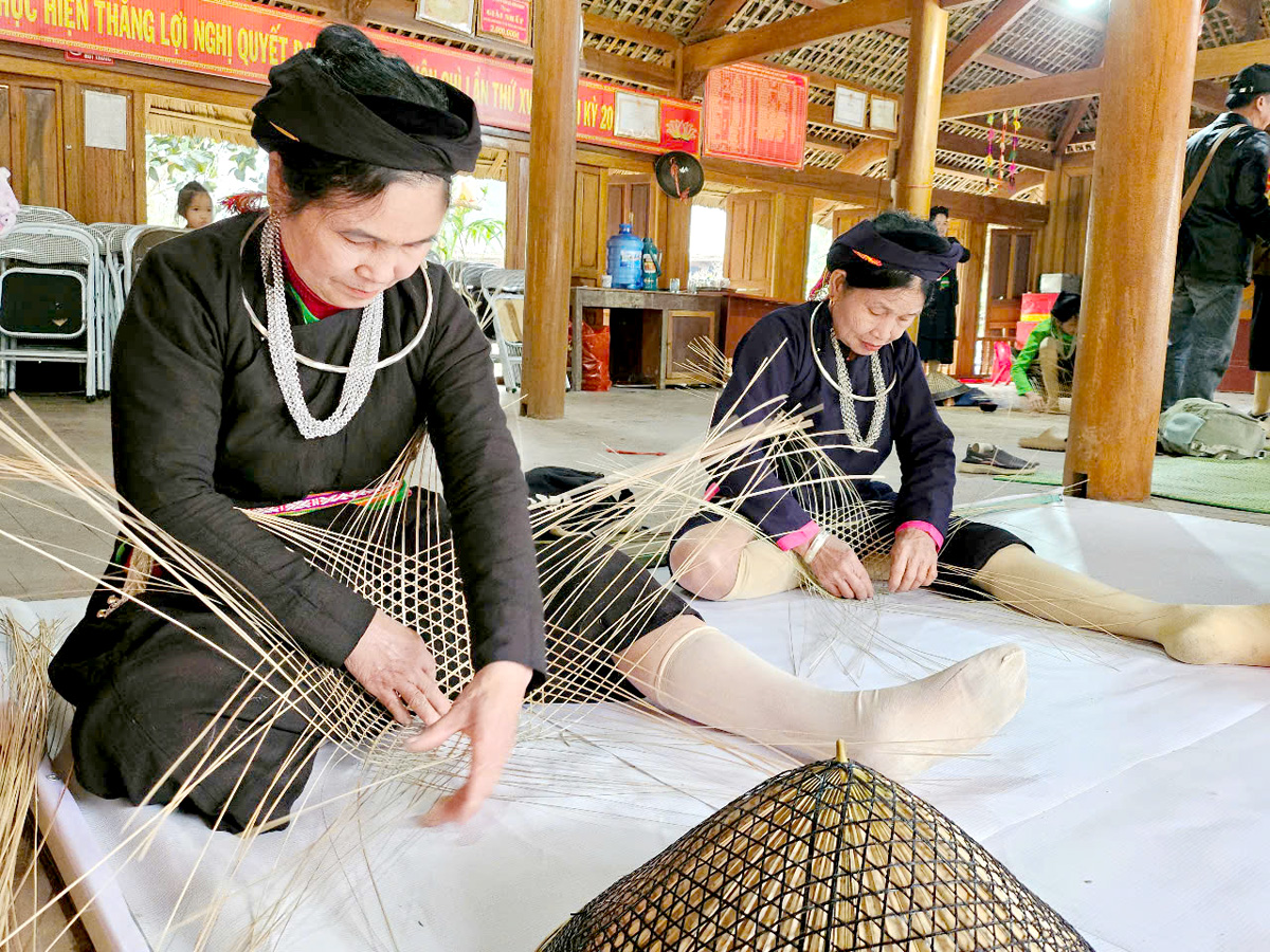 Women in Xuan Giang Commune (Quang Binh District) preserve and promote the cultural value of traditional two-layer conical hat weaving.