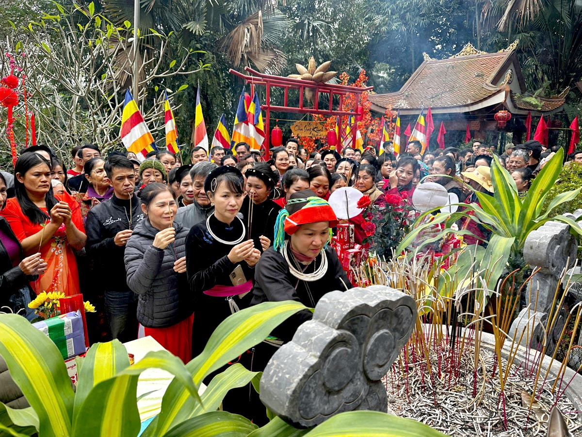 Người dân và du khách dâng hương chùa Sùng Khánh.