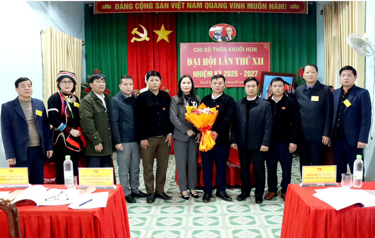 Lãnh đạo huyện Bắc Mê tặng hoa chúc mừng Chi ủy chi bộ mới.