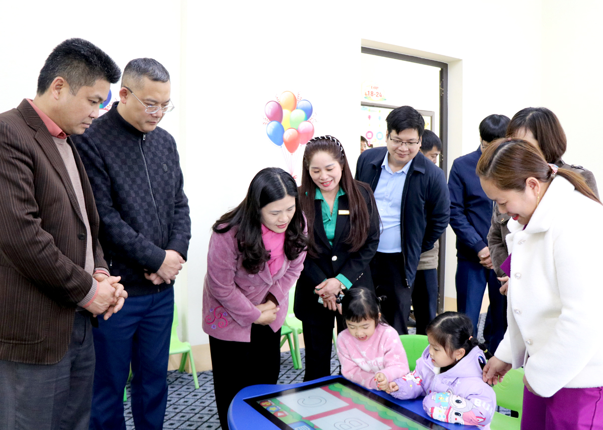 Phó Chủ tịch UBND tỉnh Vương Ngọc Hà kiểm tra chất lượng dạy và học tại Trường Mầm non Sao Mai, thị trấn Yên Bình.