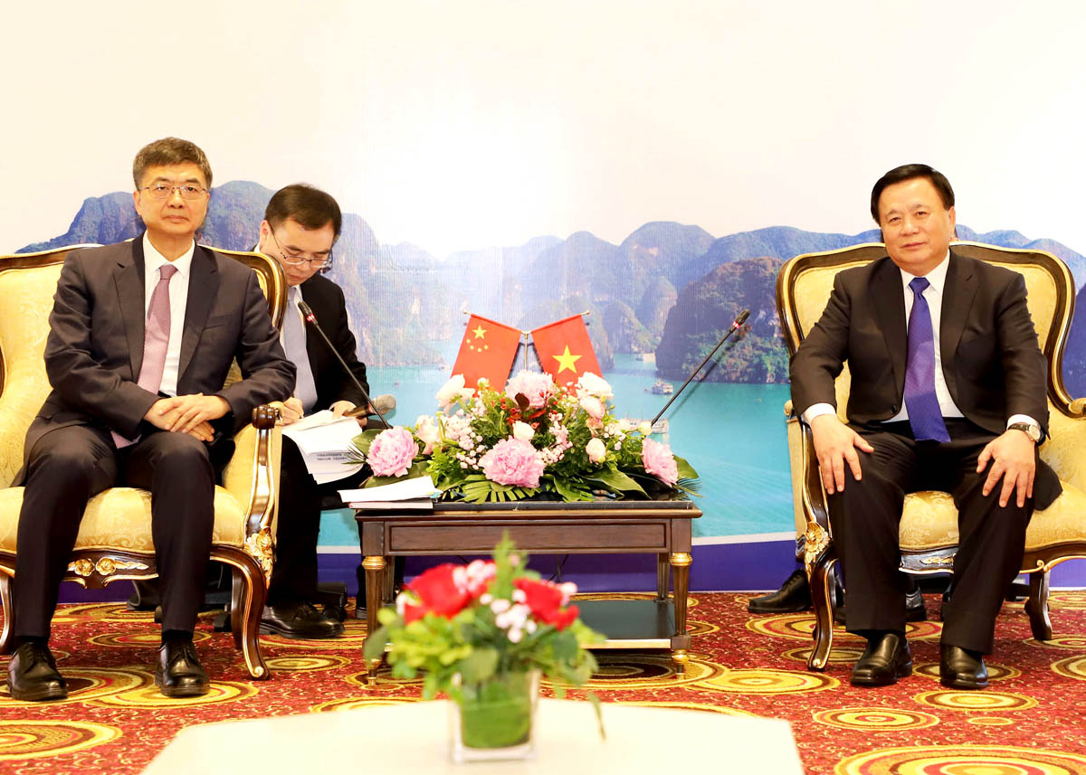 Giám đốc Học viện Chính trị Quốc gia Hồ Chí Minh Nguyễn Xuân Thắng và Bí thư Khu ủy Khu tự trị dân tộc Choang Quảng Tây trao đổi tại buổi tiếp.