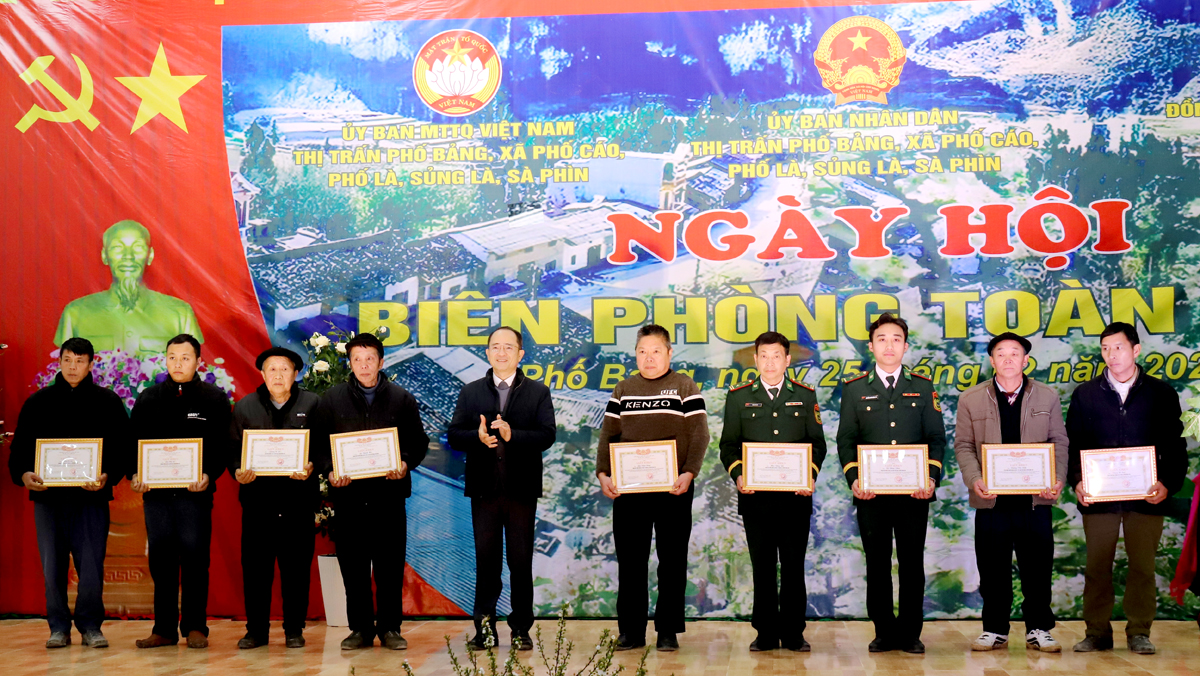 Các cá nhân, tập thể được UBND huyện Đồng Văn khen thưởng