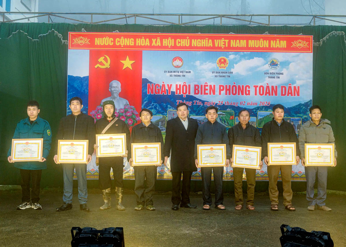 Lãnh đạo huyện Hoàng Su Phì tặng Giấy khen của UBND huyện cho các cá nhân có thành tích tiêu biểu trong tham gia xây dựng, quản lý, bảo vệ chủ quyền lãnh thổ, an ninh biên giới quốc gia.