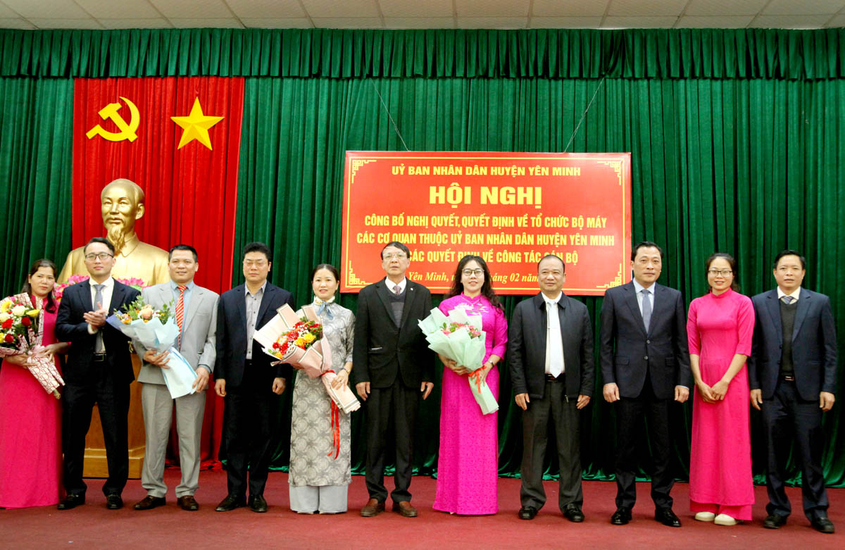 Lãnh đạo huyện Yên Minh tặng hoa chúc mừng Phòng Giáo dục và Đào tạo huyện.
