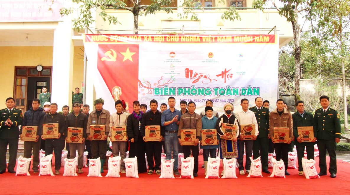 Đơn vị từ thiện tặng quà cho các gia đình có hoàn cảnh khó khăn trên địa bàn 3 xã biên giới