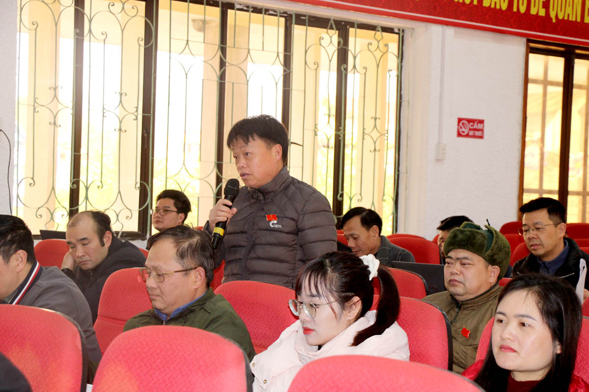 Đại biểu thảo luận tại kỳ họp