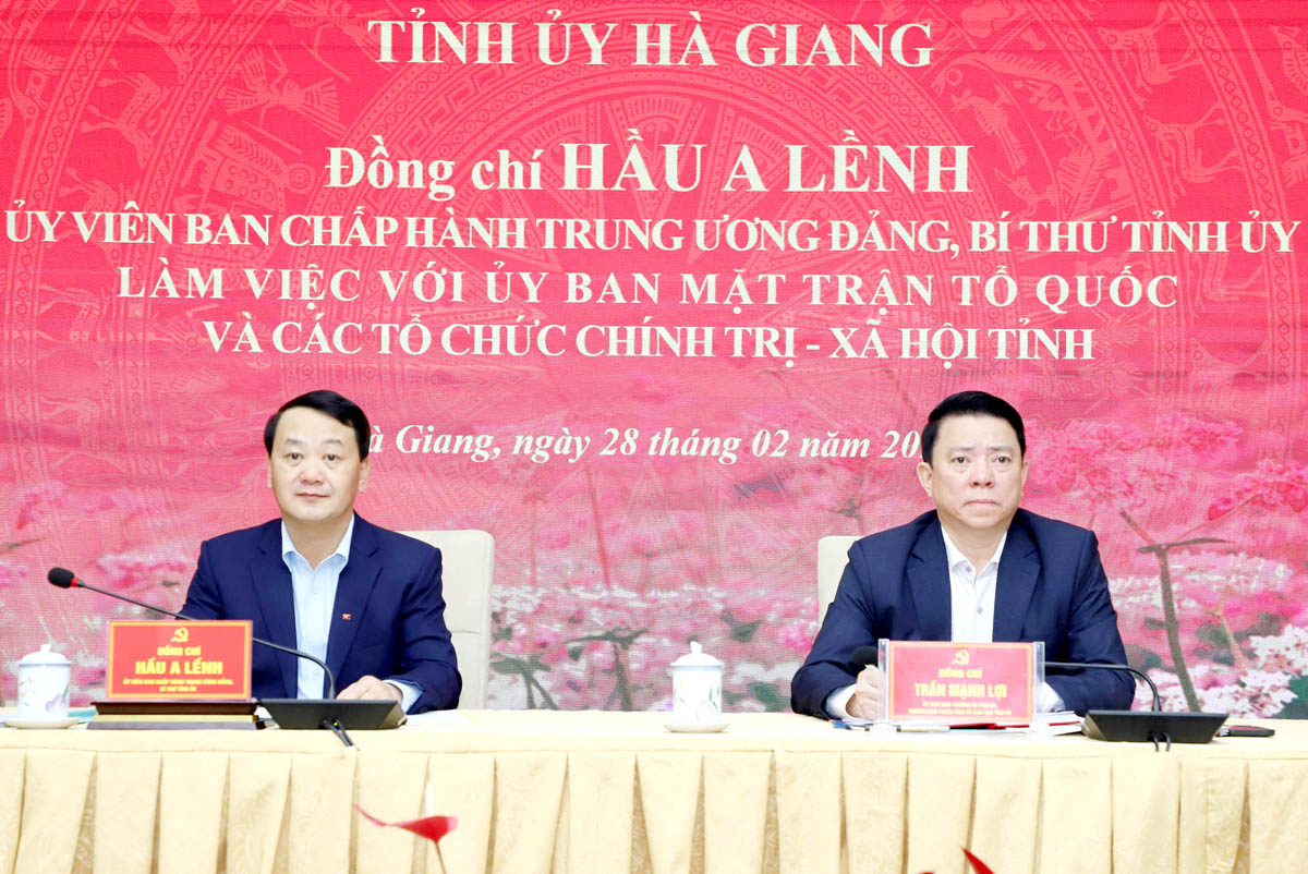 Bí thư Tỉnh ủy Hầu A Lềnh và Trưởng ban Tuyên giáo – Dân vận Tỉnh ủy Trần Mạnh Lợi chủ trì buổi làm việc.
