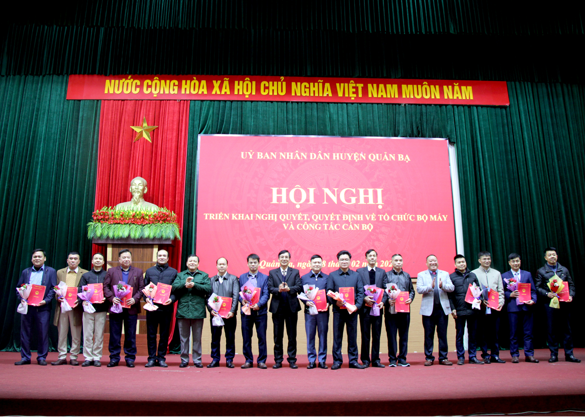 Lãnh đạo huyện Quản Bạ trao quyết định điều động, bổ nhiệm cho các đồng chí trưởng, phó phòng