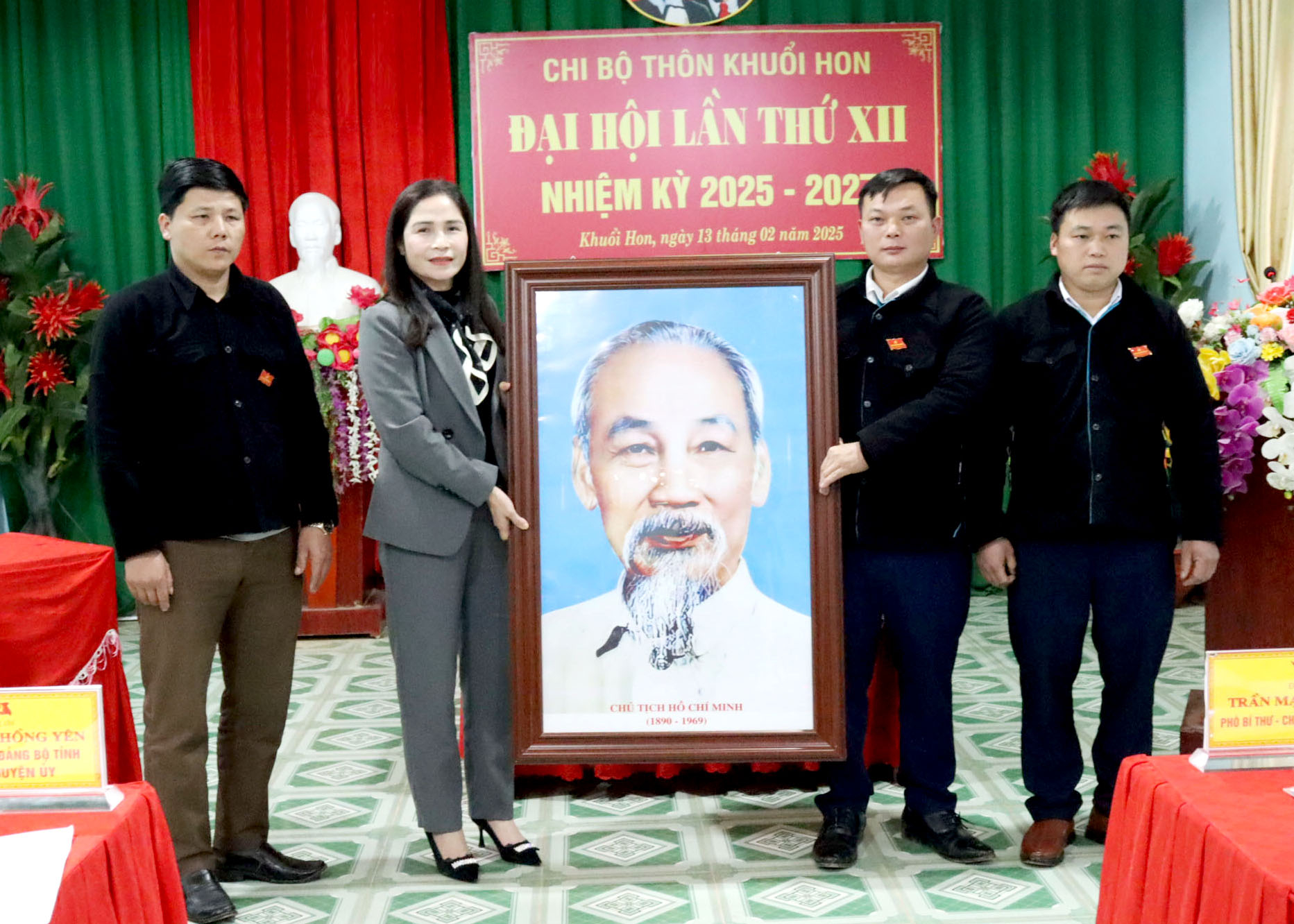 BTV Huyện ủy Bắc Mê tặng ảnh Chủ tịch Hồ Chí Minh cho Chi ủy Chi bộ thôn Khuổi Hon.