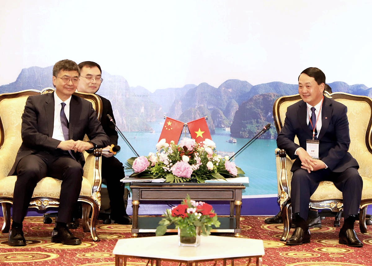 Ha Giang Party Secretary Hau A Lenh and Guangxi Party Secretary Chen Gang during their meeting.