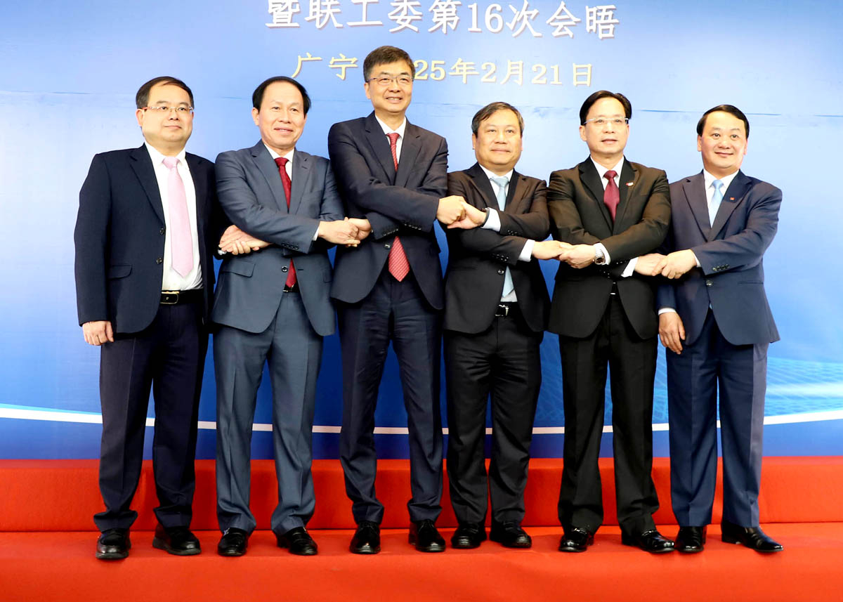 Bí thư Khu ủy Khu tự trị dân tộc Choang Quảng Tây (Trung Quốc) Trần Cương và Bí thư Tỉnh ủy, Thành ủy các tỉnh Hà Giang, Quảng Ninh, Lạng Sơn, Cao Bằng, Hải Phòng chụp ảnh lưu niệm trước khi dự hội nghị.