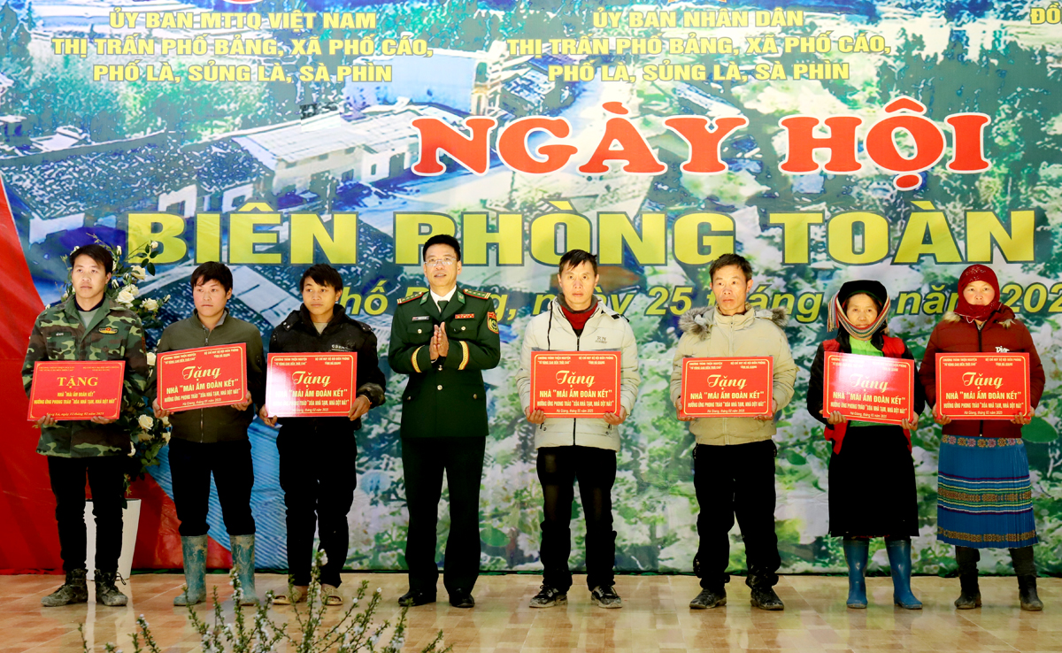 Lãnh đạo Bộ Chỉ huy BĐBP tỉnh trao biển hỗ trợ xóa nhà tạm cho 7 hộ nghèo 5 xã biên giới