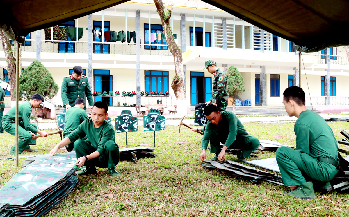Chiến sỹ Trung đoàn 877, Bộ CHQS tỉnh chuẩn bị mô hình, học cụ.