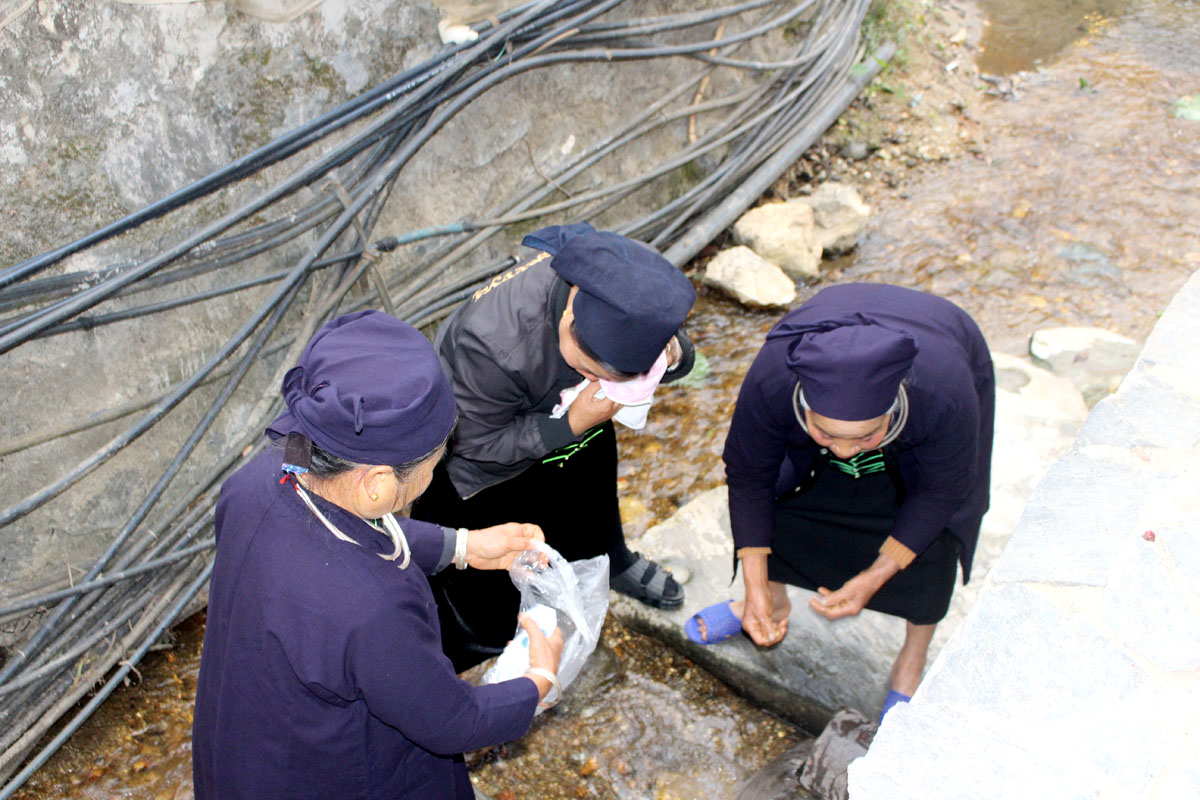 This is a custom that has been maintained since the time of the ancients. Nguyen Thi Nguyen shared: Washing your face at the village well not only helps to cool the skin but is also a way to wish for a peaceful and happy year.

