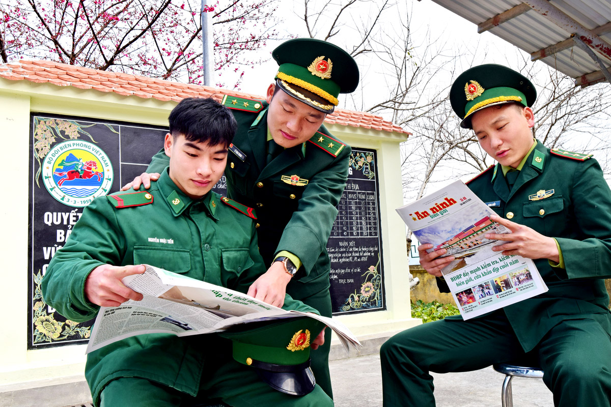 Soldiers read newspapers during their free time