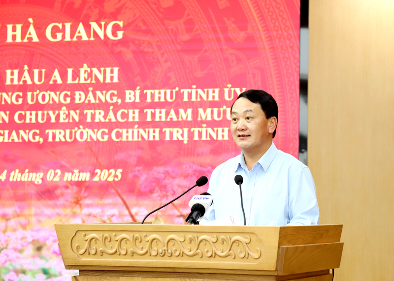 Secretary of the Provincial Party Committee Hau A Lenh speaks at the working session.