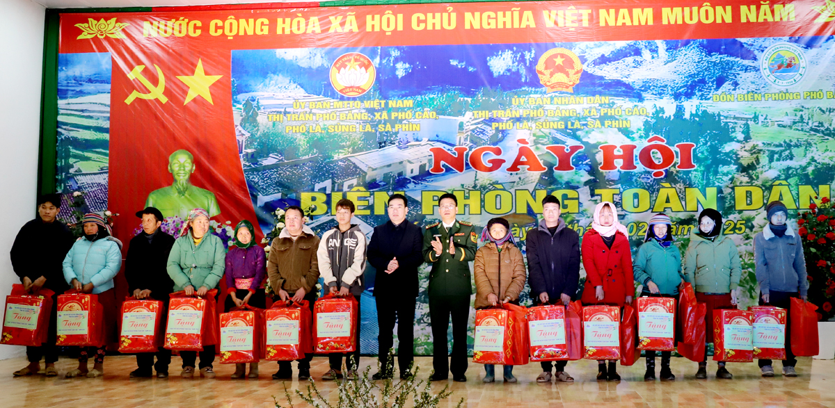 Lãnh đạo Ủy ban MTTQ tỉnh và Bộ Chỉ huy BĐBP tỉnh tặng quà cho người dân 5 xã, thị trấn biên giới