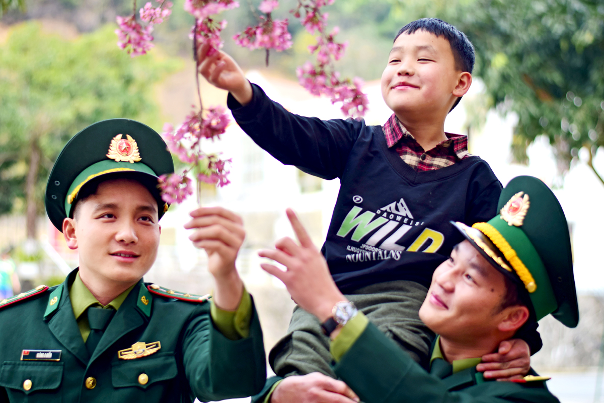 “Who is higher?” (Thao Minh Phu, an adopted child of the Lung Cu Border Post)