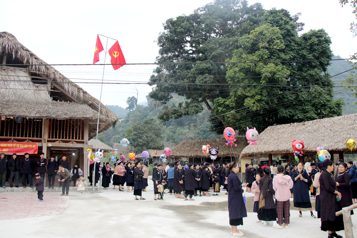 In the bustling atmosphere of the first day of the new year, children gather in groups, eagerly playing various folk games, wearing traditional costumes.