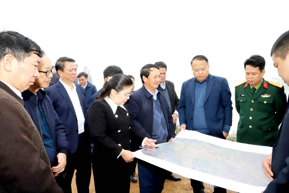 Ha Giang Party Secretary Hau A Lenh inspects a landslide site in Coc Pai Town.