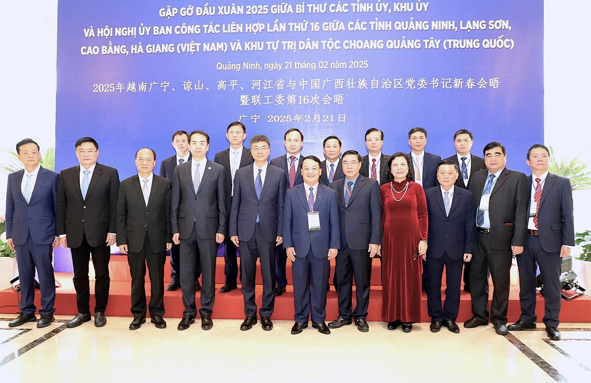 The delegations of Ha Giang and Guangxi pose for a commemorative photograph.