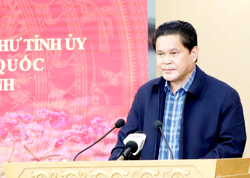 Chủ tịch Ủy ban MTTQ tỉnh Vàng Seo Cón báo cáo tại buổi làm việc