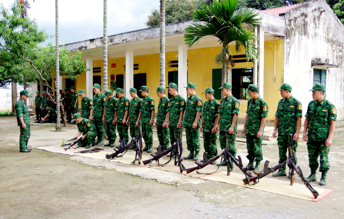 Tập huấn sử dụng các loại vũ khí phục vụ huấn luyện.