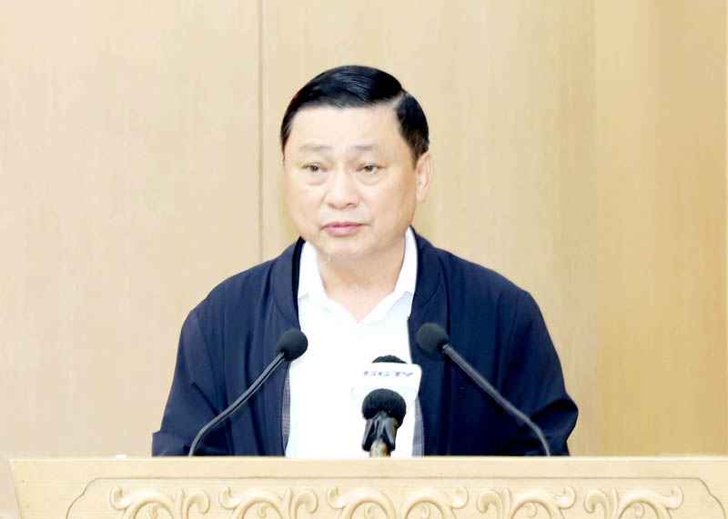 Trưởng ban Tổ chức Tỉnh ủy Nguyễn Minh Tiến trao đổi một số nội dung về công tác tổ chức cán bộ.