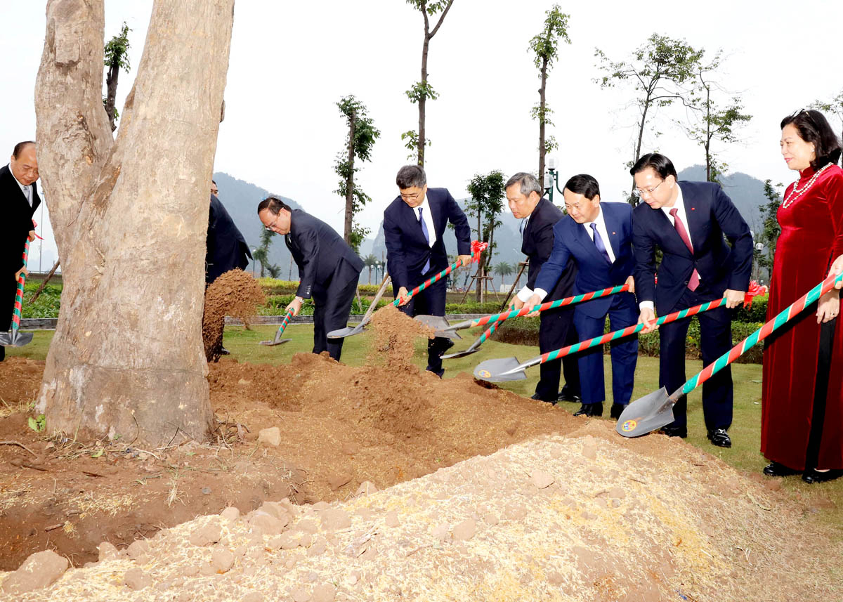 The Party Secretary of China’s Guangxi Zhuang Autonomous Region and Party Secretaries of Quang Ninh, Ha Giang, Cao Bang and Lang Son plant the “Friendship Tree”.