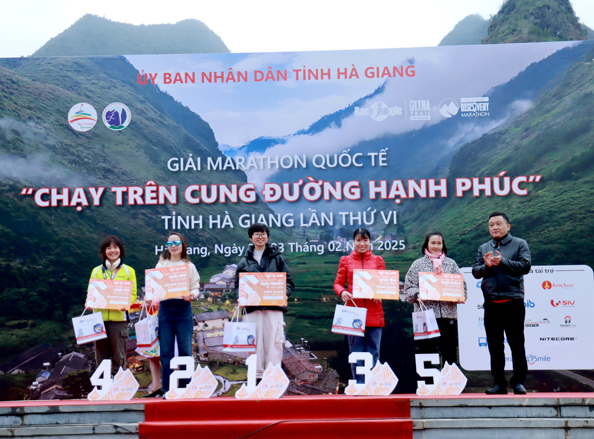 Ban tổ chức trao giải cho các vận động viên ở nội dung chạy 42 km nữ.