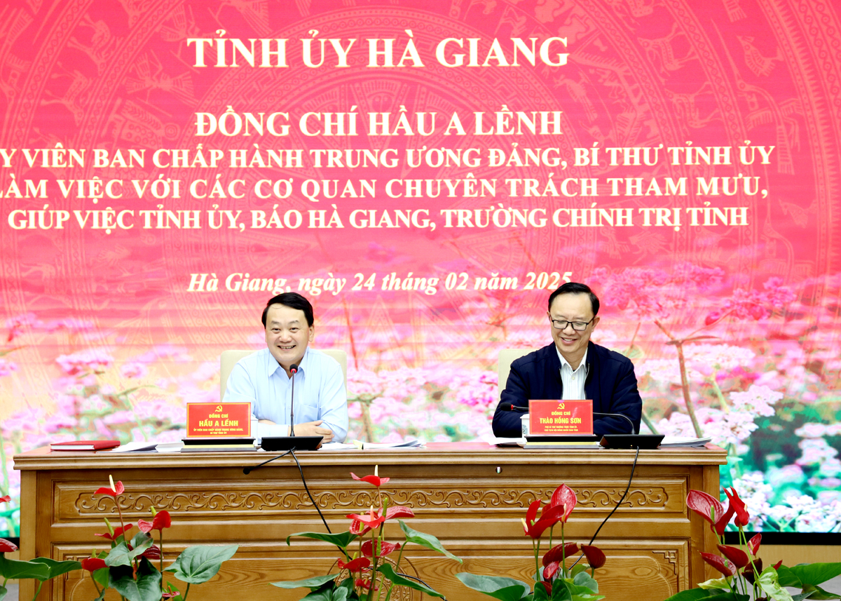 Secretary of the Provincial Party Committee Hau A Lenh and Permanent Deputy Secretary of the Provincial Party Committee and Chairman of the Provincial Peoples Council Thao Hong Son chair the meeting.