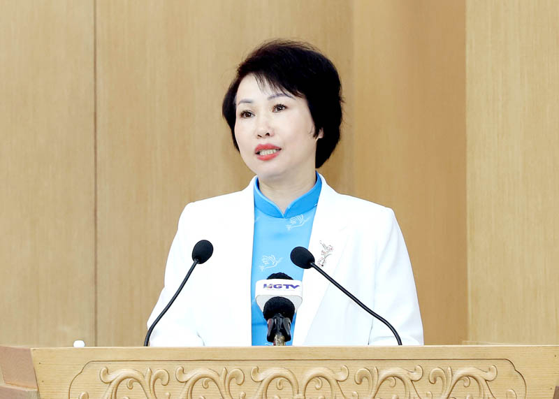 Chủ tịch Hội LHPN tỉnh báo cáo tại buổi làm việc
