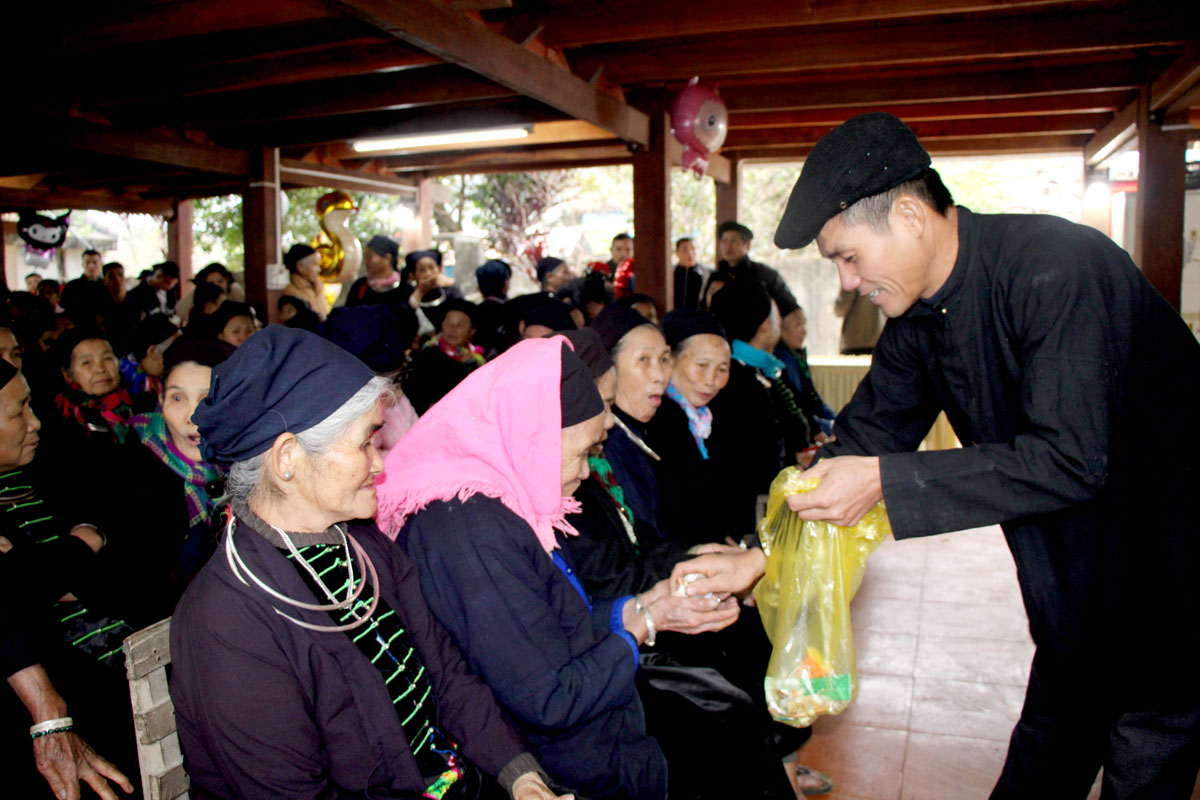 After the village chief sent his New Year greetings to the villagers, everyone eagerly awaited the moment of giving out the first fortunes of the year. Small, pretty cakes, candies, and lush green branches were handed out, carrying wishes for luck, peace, and prosperity. The atmosphere was bustling, everyone was happy, believing that a good new year had begun.

