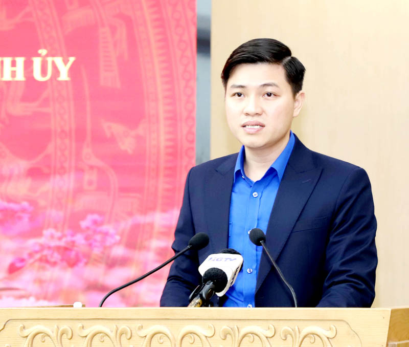 Bí thư Tỉnh đoàn báo cáo tại buổi làm việc