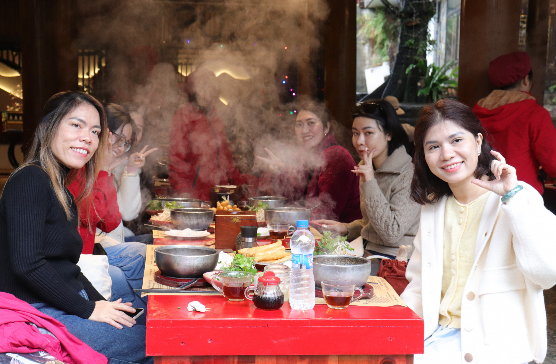 On average, around 100 bowls of ‘pho’ are served daily at Pho Mai Son Ha Giang Restaurant. On weekends or holidays, this number can double or triple compared to regular days.