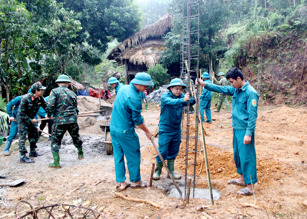Cán bộ, đảng viên lực lượng vũ trang huyện Bắc Quang giúp gia đình bà Vũ Thị Nhình (xã Quang Minh) khởi công xây nhà mới.