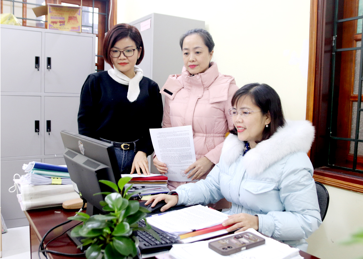 Cán bộ Cơ quan Ủy ban Kiểm tra Tỉnh ủy trao đổi nghiệp vụ kiểm tra, giám sát trong Đảng.
