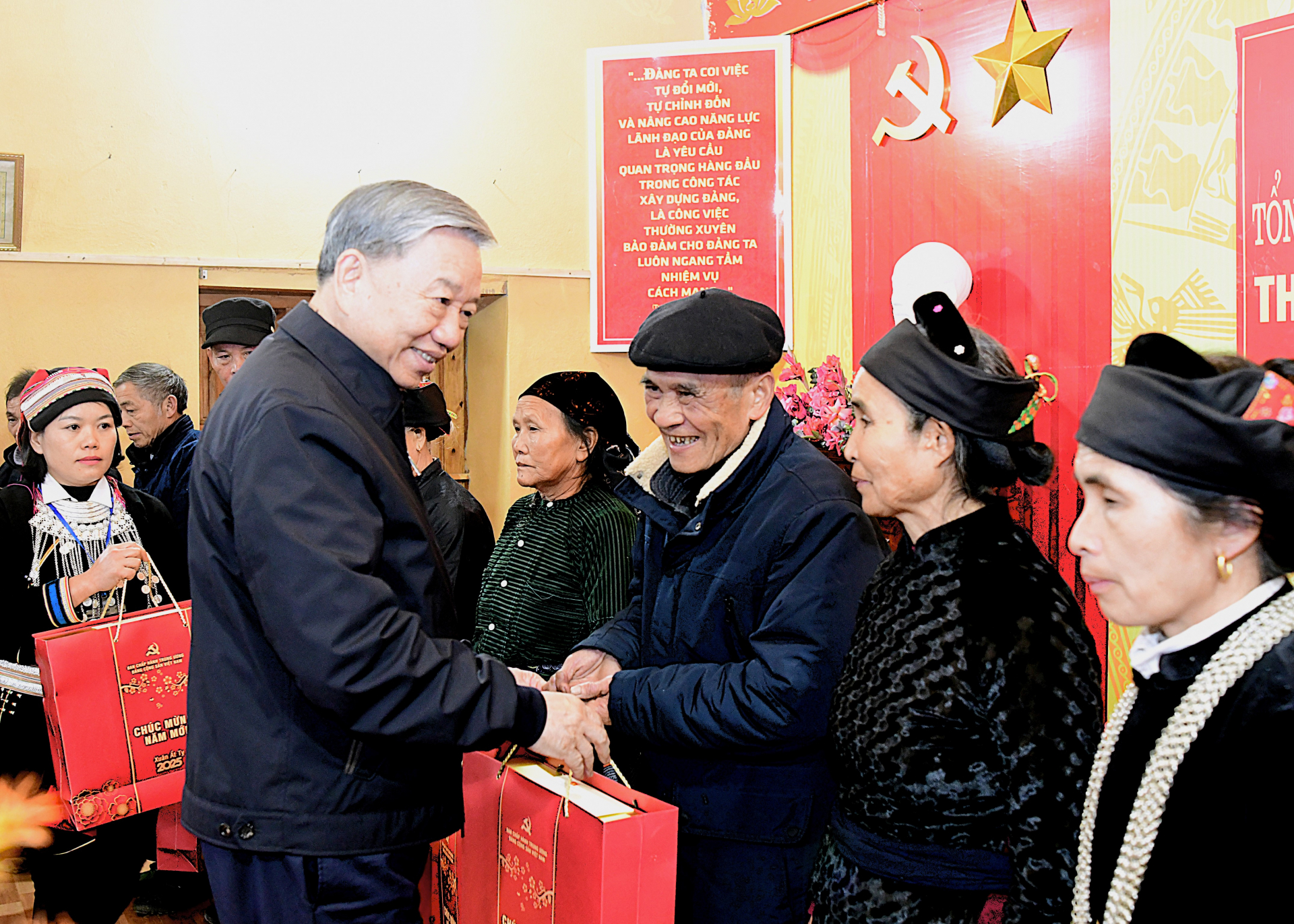 General Secretary Tô Lâm presents gifts to policy beneficiary families.