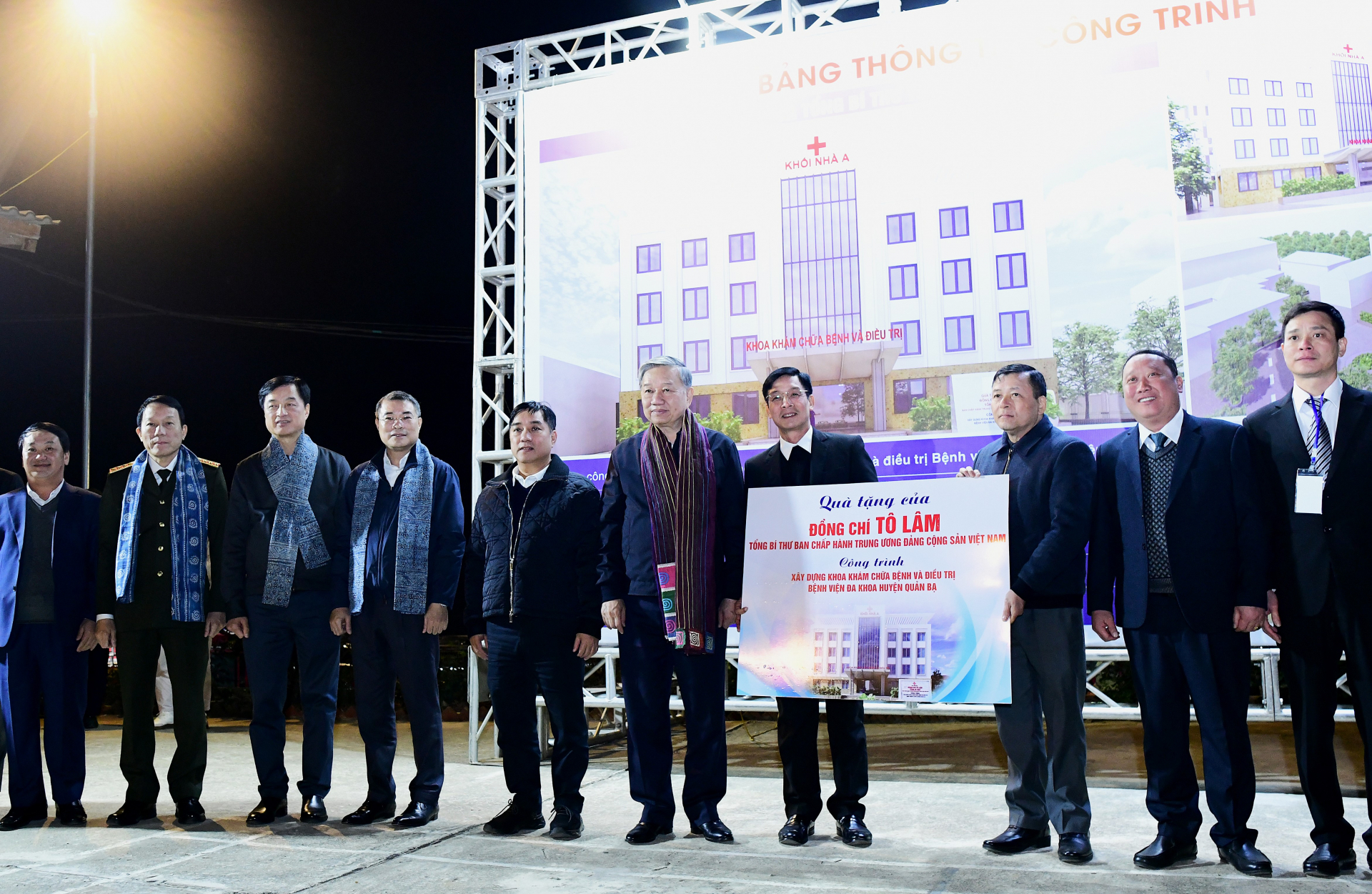 General Secretary Tô Lâm hands over the support plaque for the construction of the Medical Examination and Treatment Department of Quản Bạ District General Hospital to Quản Bạ District.