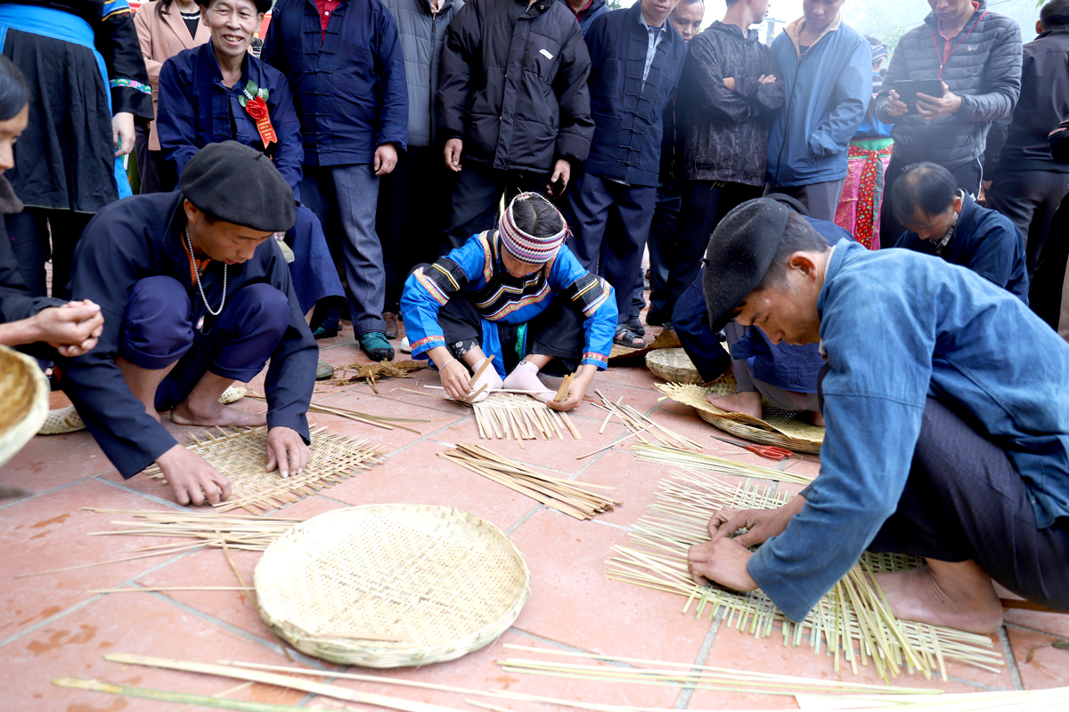 Co Lao people in Sinh Lung Commune participating in a traditional weaving competition during the Ethnic Cultural Festival.