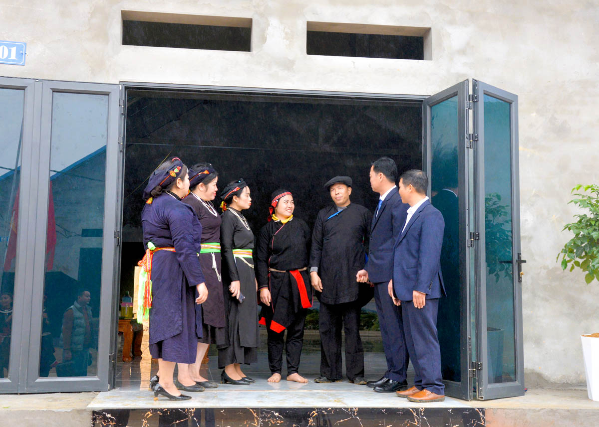 Lãnh đạo xã Yên Thành động viên người dân khu tái định cư thôn Đồng Tâm ổn định nơi ở mới.